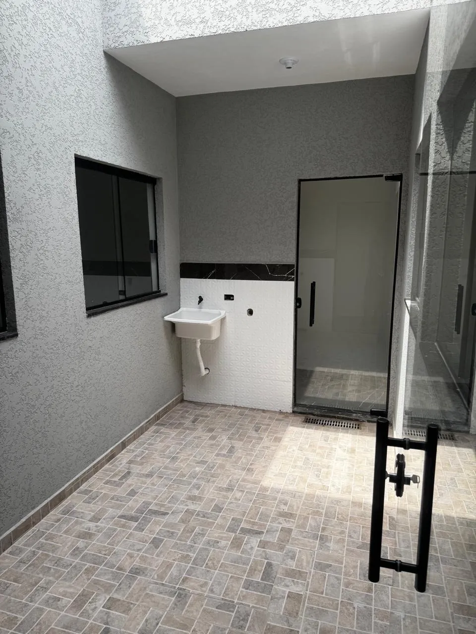 Imagem Casa nova, construída em 2025, 51,90 m² de área construída, 2 dormitórios, 1 banheiro, sala, cozinha, área de serviço e garagem para 1 carro e 1 noto.