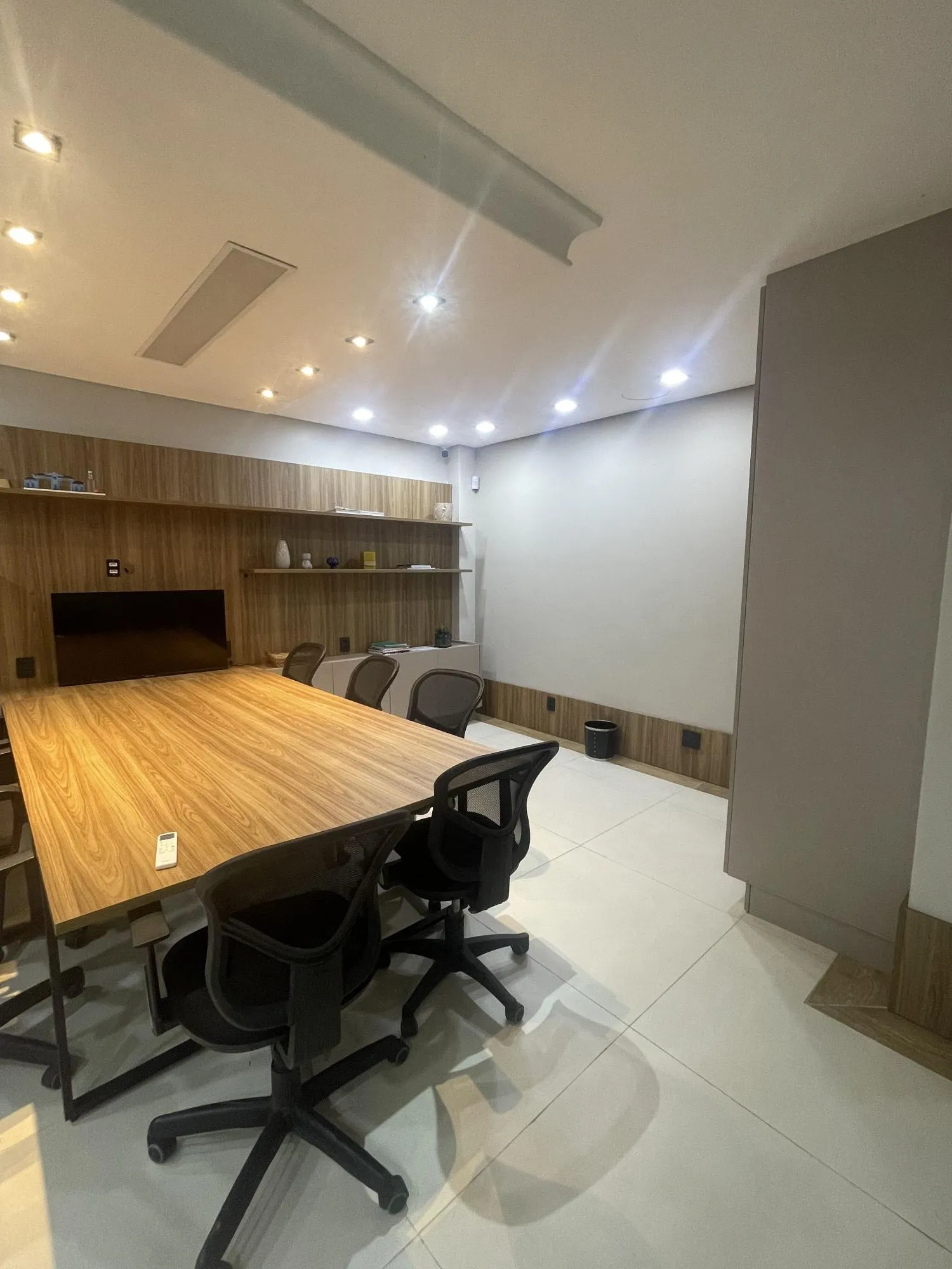 Imagem Ampla sala comercial com vaga de garagem escriturada