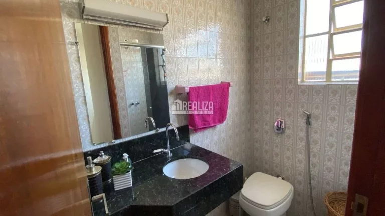 Imagem Casa à venda no bairro São Sebastião, em Uberaba - 4 dormitórios e 3 banheiros