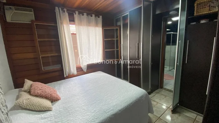Imagem Casa térrea de madeira, com excelente distribuição. São 3 suítes, sendo 1 suíte máster com hi...