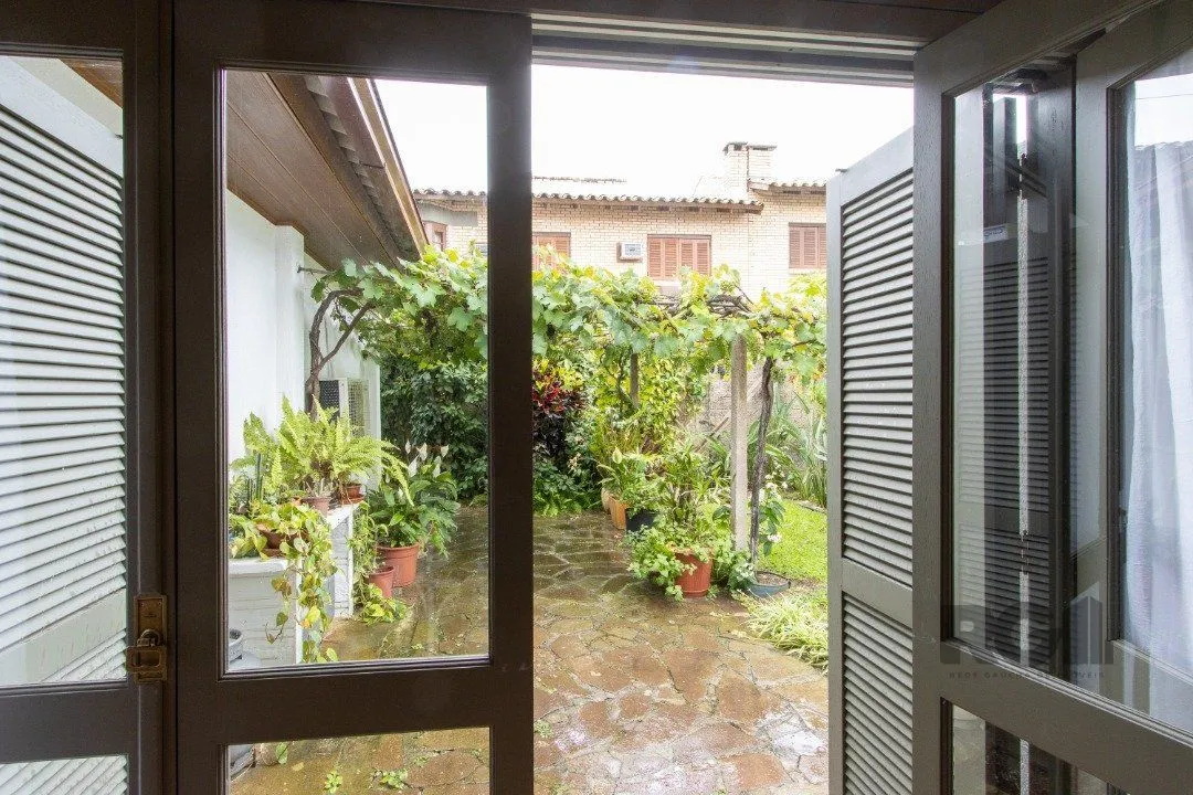 Imagem Casa térrea, 3 quartos, edícula, com 2 suites, pátio - Bairro Guarujá