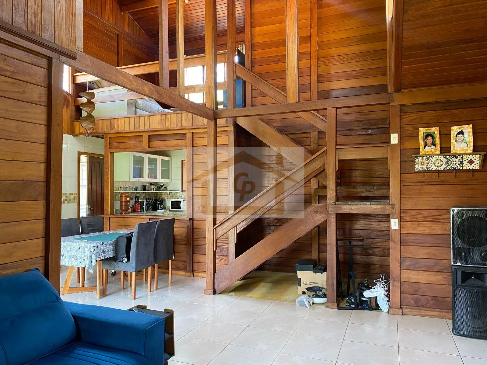 Imagem Casa mista com belo jardim 3 quartos sendo um suíte, 5 vagas. Rústico que encanta!