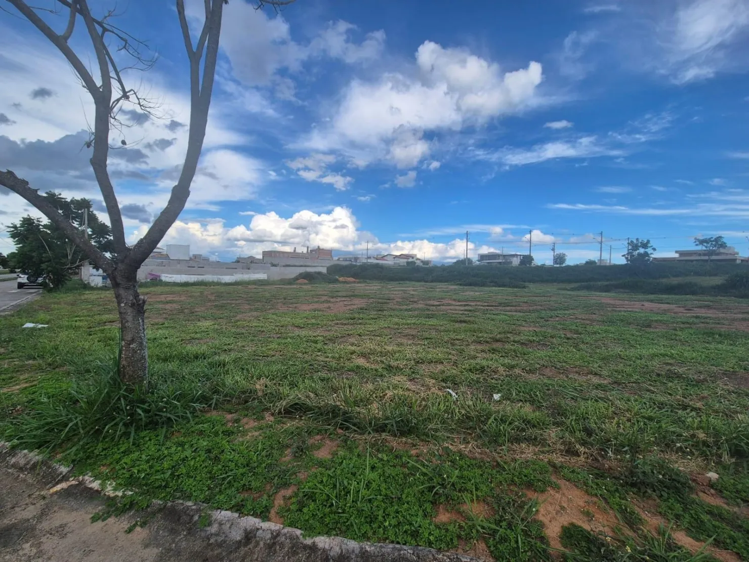 Imagem Terreno de Esquina no Condomínio Colonial Village 2, com 865m² em Localização Central e Imponente!