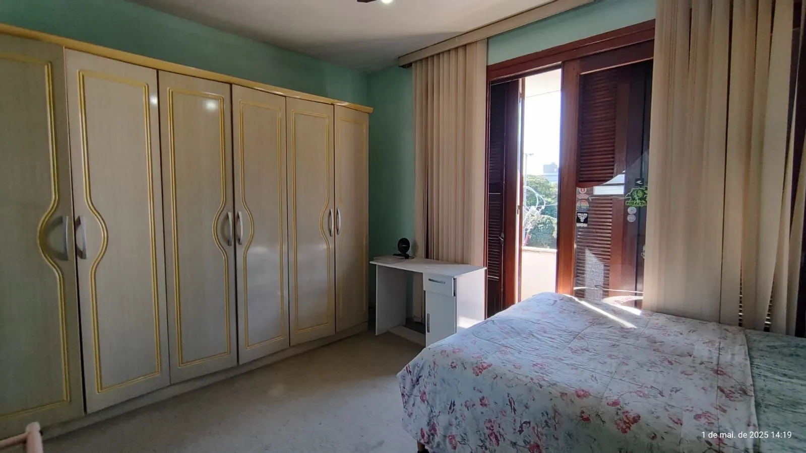 Imagem Apartamento de 4 dormitórios, 2 suítes, living amplo e arejado com sacada.