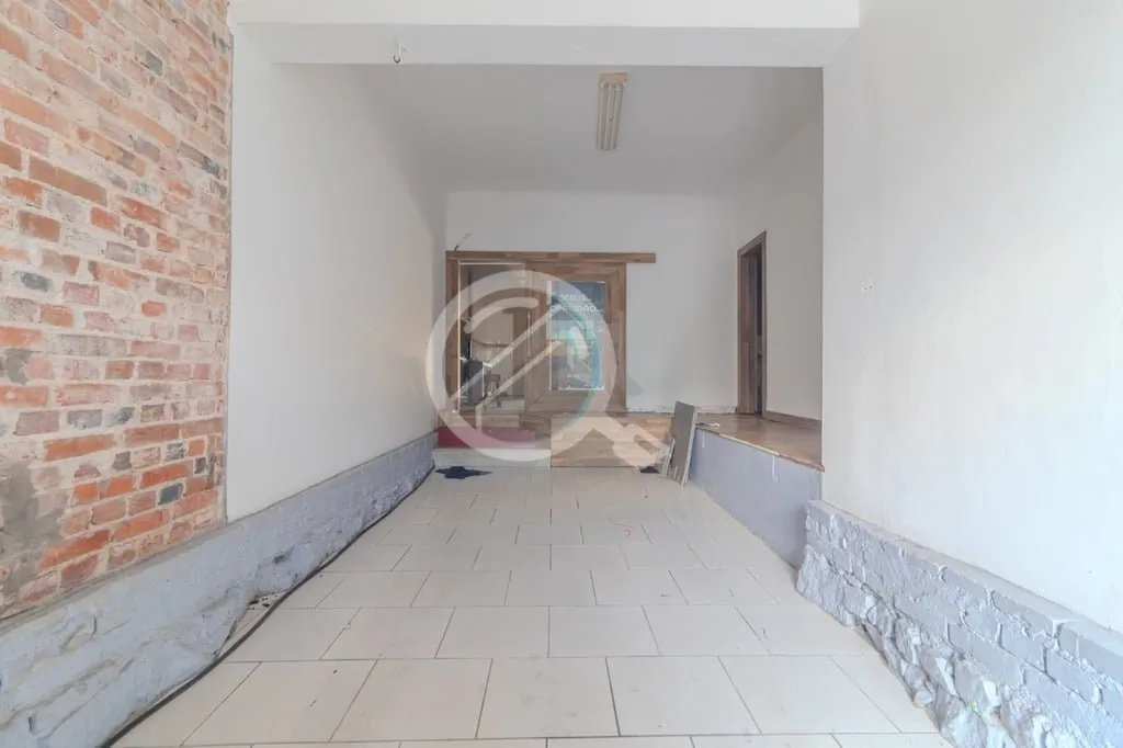 Imagem Sobrado três quartos com uma suíte, living, banheiro social, cozinha e pátio. O sobrado possui ar...