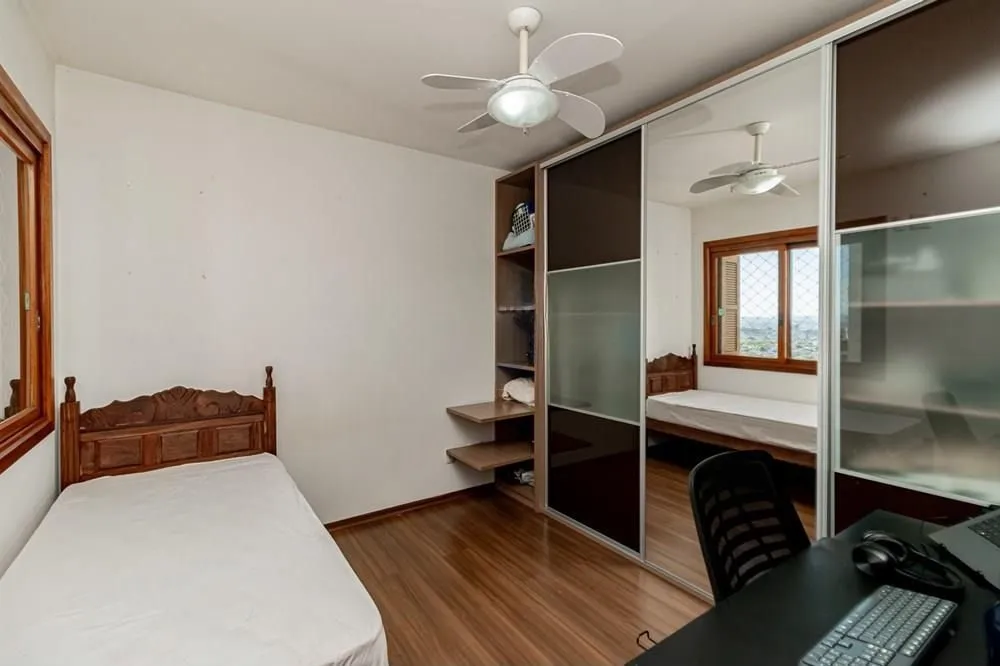 Imagem Apartamento com 3 dormitórios (sendo 1 suíte), 2 banheiros, lareira, churrasqueira e 2 vagas de garagem.