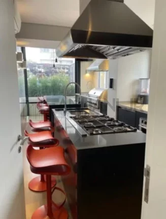 Imagem Venha conhecer o verdadeiro sinônimo de luxo no magnífico Duplex 20 do Edifício England, localizado na deslumbrante Vila Nova Conceição. Este imóvel e