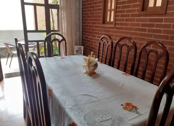 Imagem CASA COM 04 QUARTOS, 03 VAGAS, RUA PLANA NA SERRA