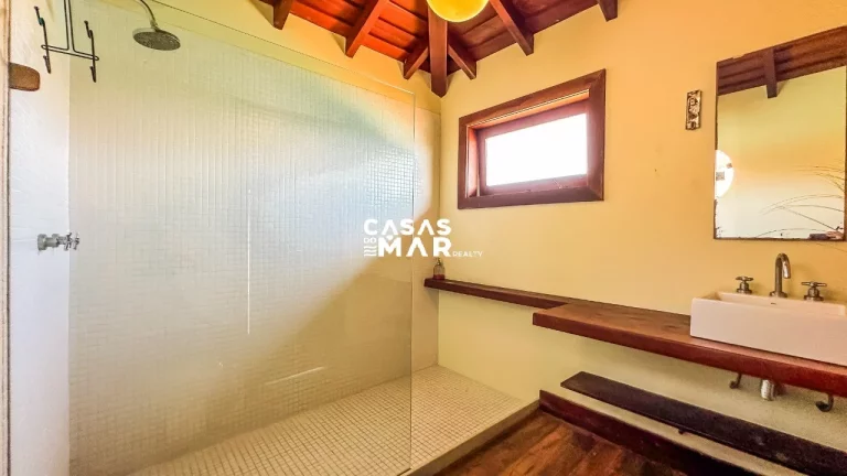 Imagem Casa Frente Mar de Luxo em Búzios-RJ: 5 Suítes, 3 Salas, 8 Banheiros, 3 Vagas, 400m².