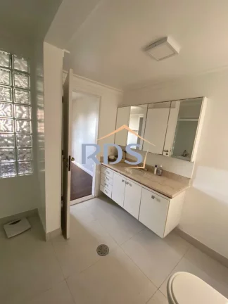 Imagem Vende apartamento de 158m² com 3 dormitórios e duas vagas no Caxingui