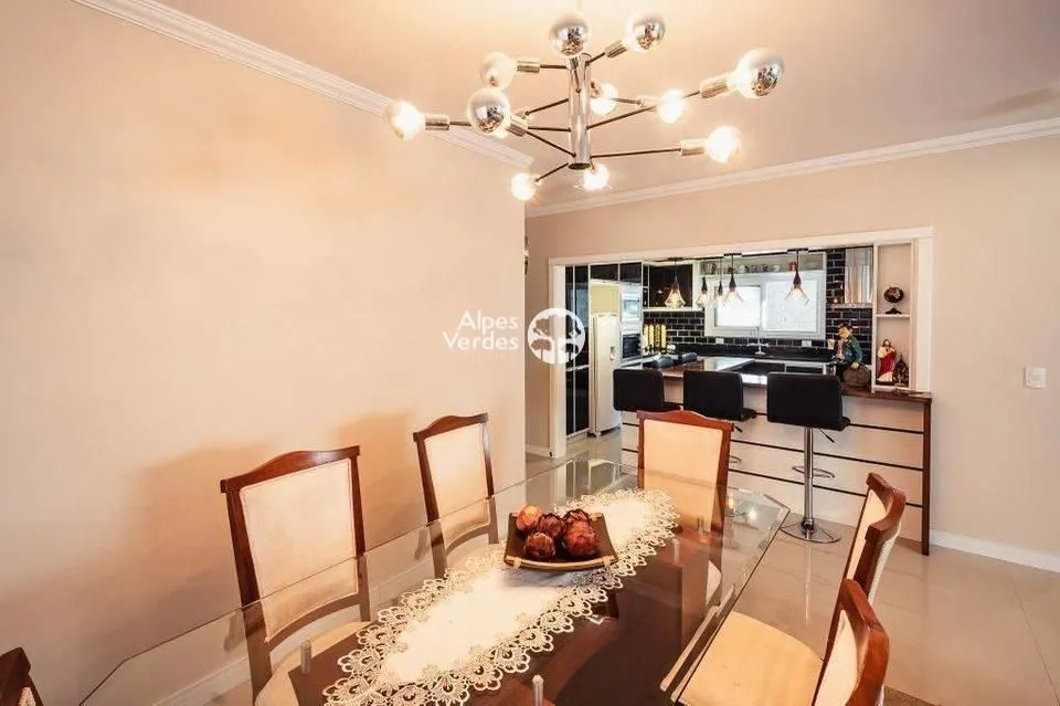Imagem Vende-se Casa com 3 dormitorios no centro de Gramado 5 minutos da Rua Coberta