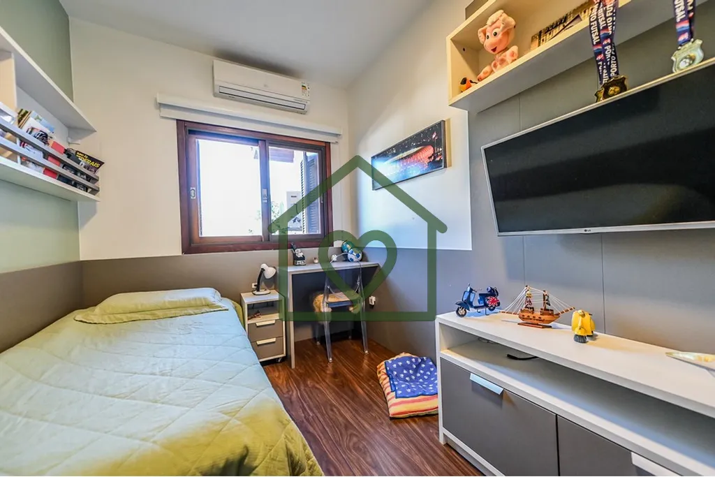 Imagem A casa dos seus sonhos te espera em um dos bairros mais encantadores de Porto Alegre! Situada no bai...