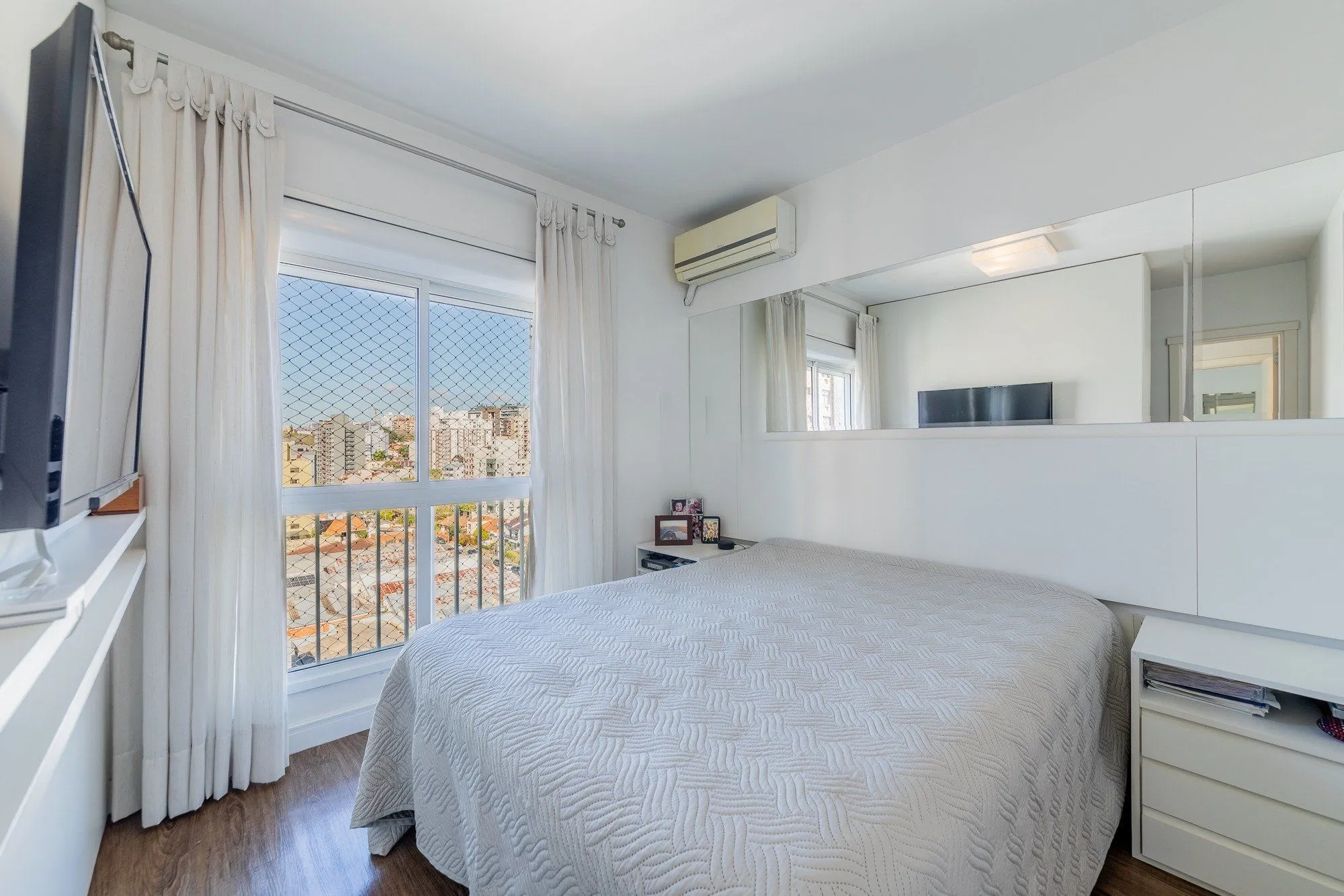 Imagem Apartamento com 3 quartos e 79m² à venda em Passo da Areia - Rua Bezerra De Menezes, Passo Da Areia, Porto Alegre