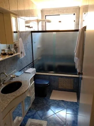 Imagem VENDA DE CASA NO CONDOMÍNIO ARUJÁ COUNTRY CLUB, EM ARUJÁ/SP, 200m² com 3 quartos, suíte, hidro, planejados, sala com lareira e 3 vagas. CONSULTE-NOS.