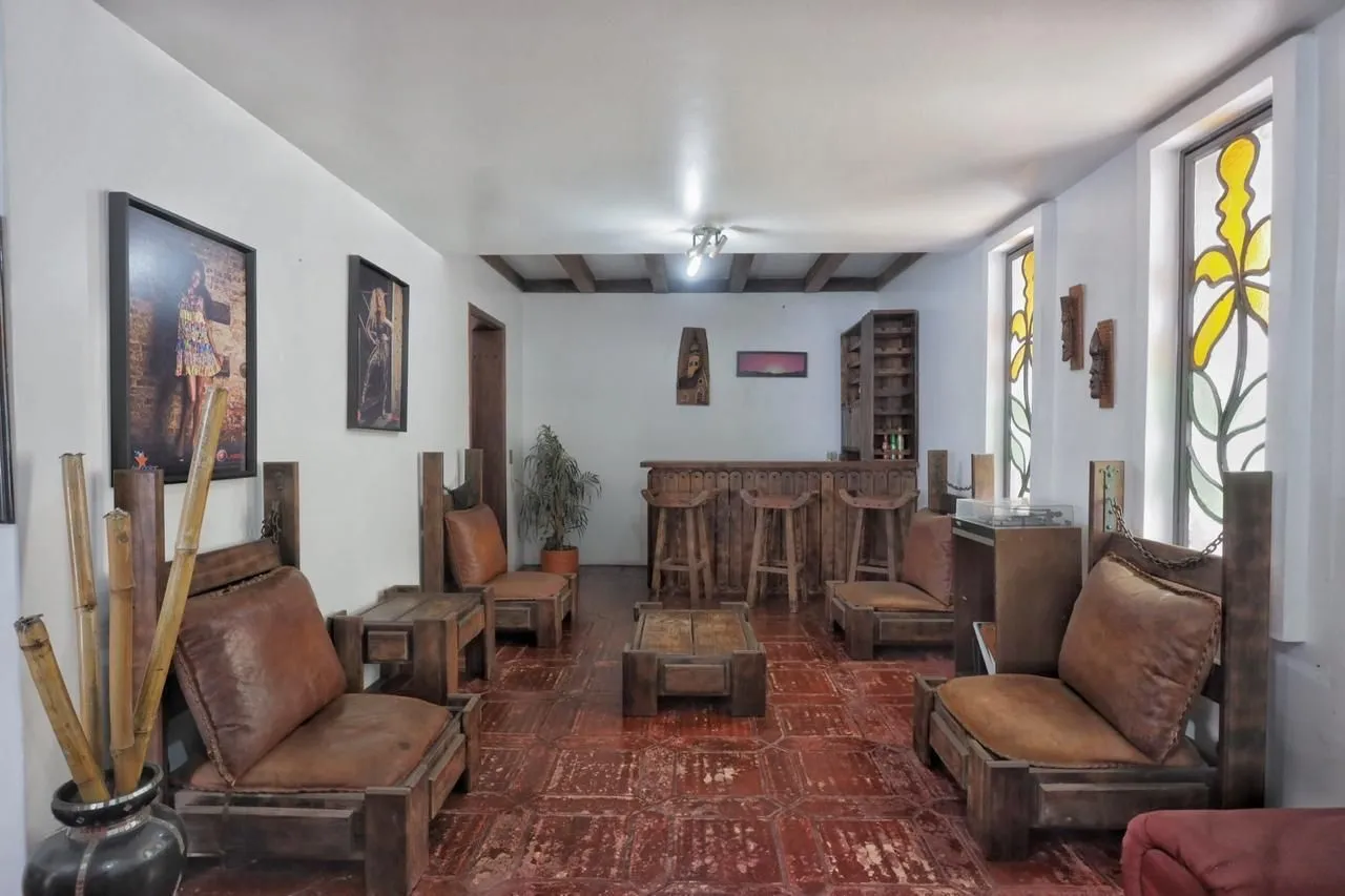 Imagem Casa com 300m², localizada na zona sul de Porto Alegre, com lareira, piscina e 3 vagas de garagem cobertas.
