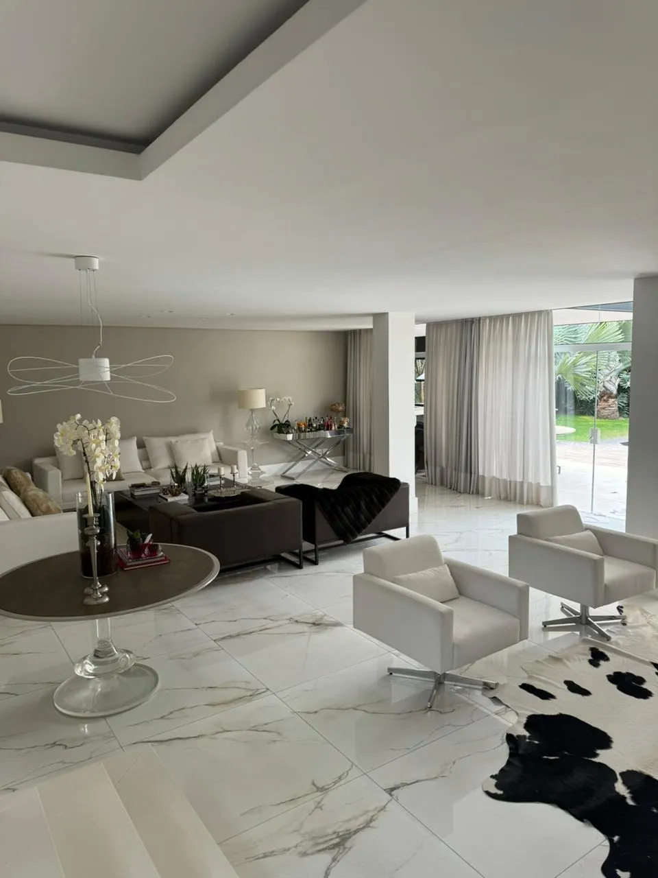 Imagem Casa de alto padrão para locação em Alphaville Residencial Dois, Barueri-SP: 4 quartos, 4 suítes, 3 salas, 4 banheiros, 3 vagas, 520m².