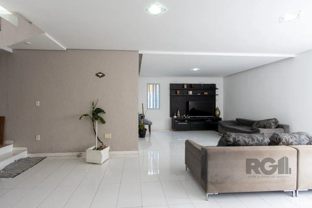 Imagem Casa, 5 dormitórios, sendo 1 suíte, 312m² privativos, 8 vagas - Bairro Vila Nova