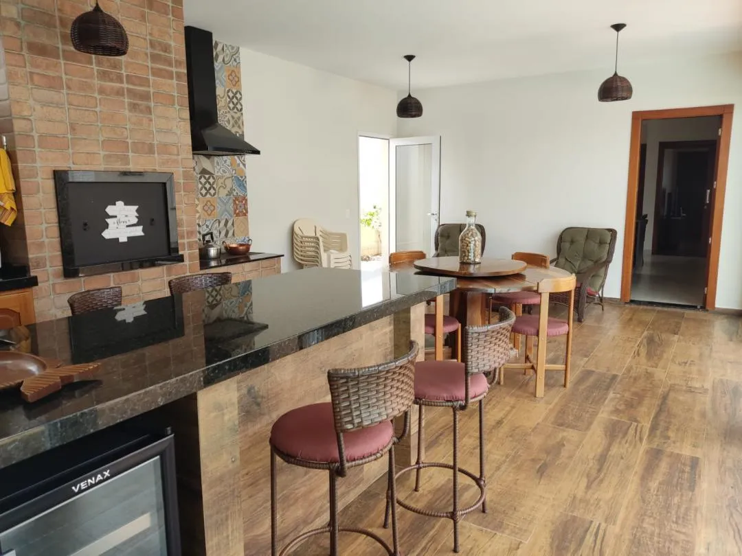 Imagem Casa com Piscina à venda em Cascavel, Recanto Tropical - 214m²