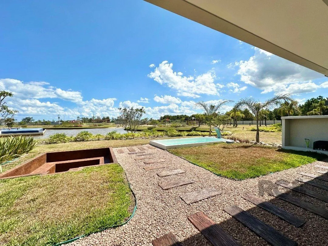 Imagem SOBRADO NEOCLÁSSICO À VENDA A BEIRA LAGO COM VISTA INCRÍVEL E JUNTO AO MAR