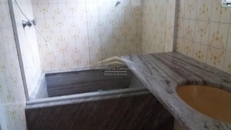 Imagem Casa bem localizada, ampla área construída. O imóvel contem 3 quartos, sendo 1 suíte, salas de e...