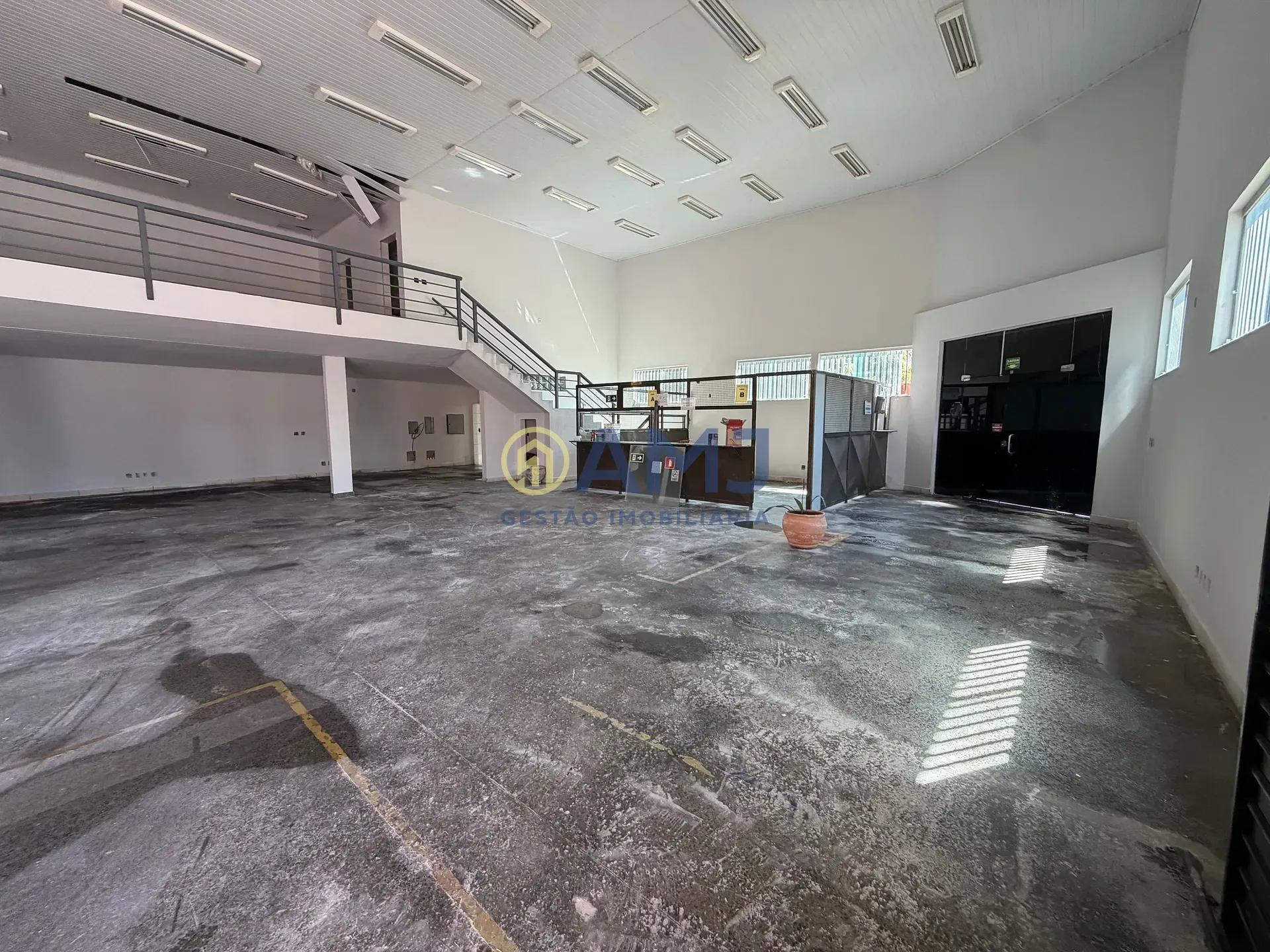 Imagem OPORTUNIDADE DE LOCAÇÃO - GALPÃO COMERCIAL NO SETOR COIMBRA