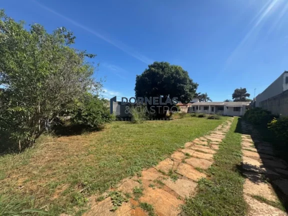 Imagem CASA TÉRREA 3 DORMITÓRIOS UMA SUÍTE GUARAPARK COND. FECHADO TERRENO COM 800M²