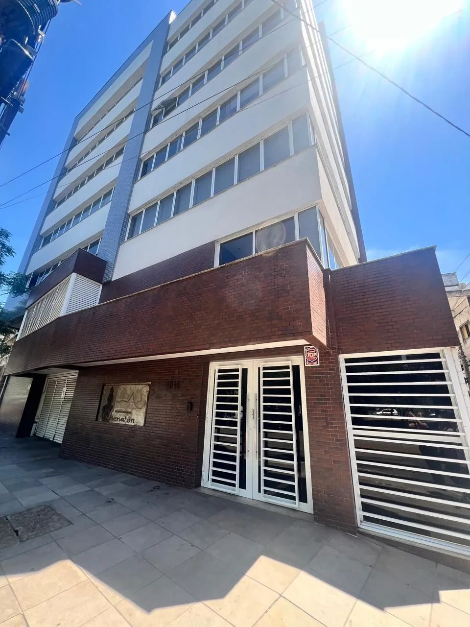 Imagem SALA COMERCIAL SEMIMOBILIADA COM VAGA, PARA VENDA OU LOCAÇÃO NO BAIRRO CENTRO HOSTÓRICO!