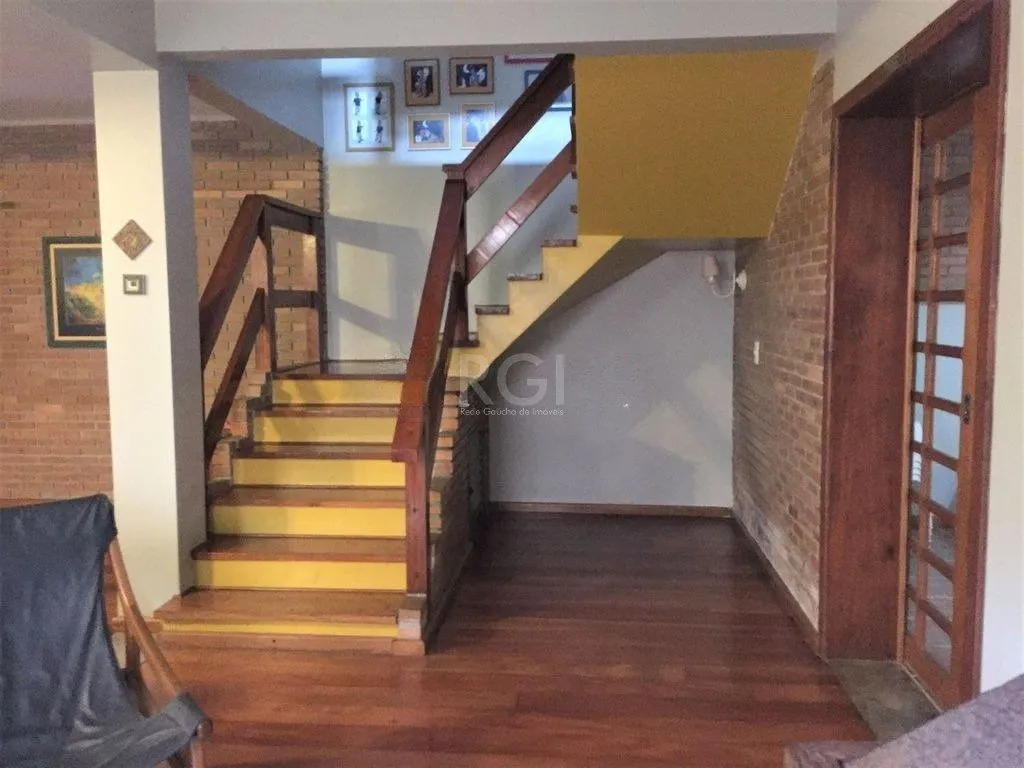 Imagem Casa de 270m² - 3 dormitórios, 1 suíte, churrasqueira, pátio e 3 vagas de garagem