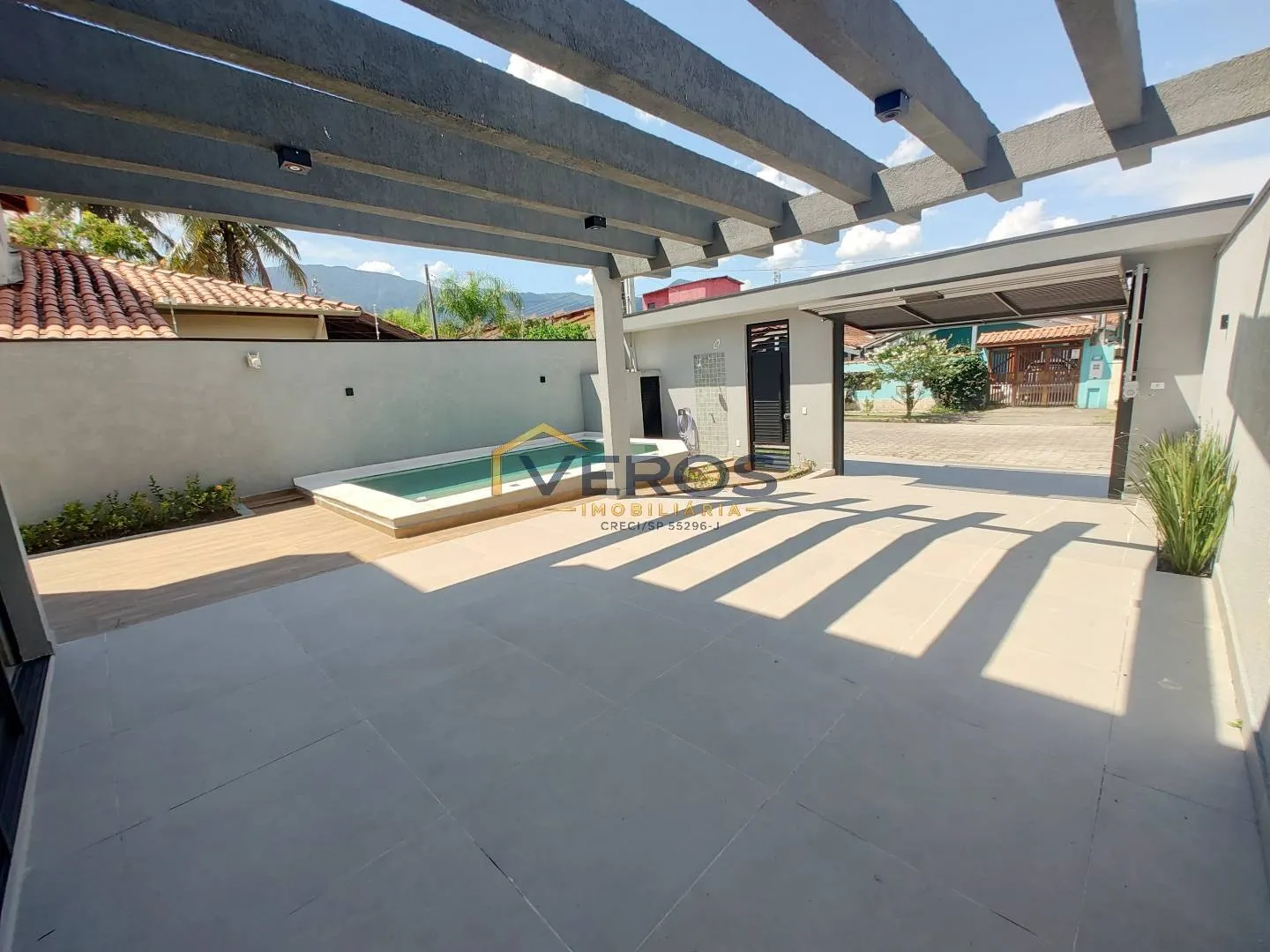 Imagem Casa a venda com piscina a 80m da praia Massaguaçu em Caraguatatuba