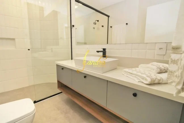 Imagem Belíssima Sobrado no Condomínio Enseada! Estilo Contemporâneo, composto por 05 suítes com sacada