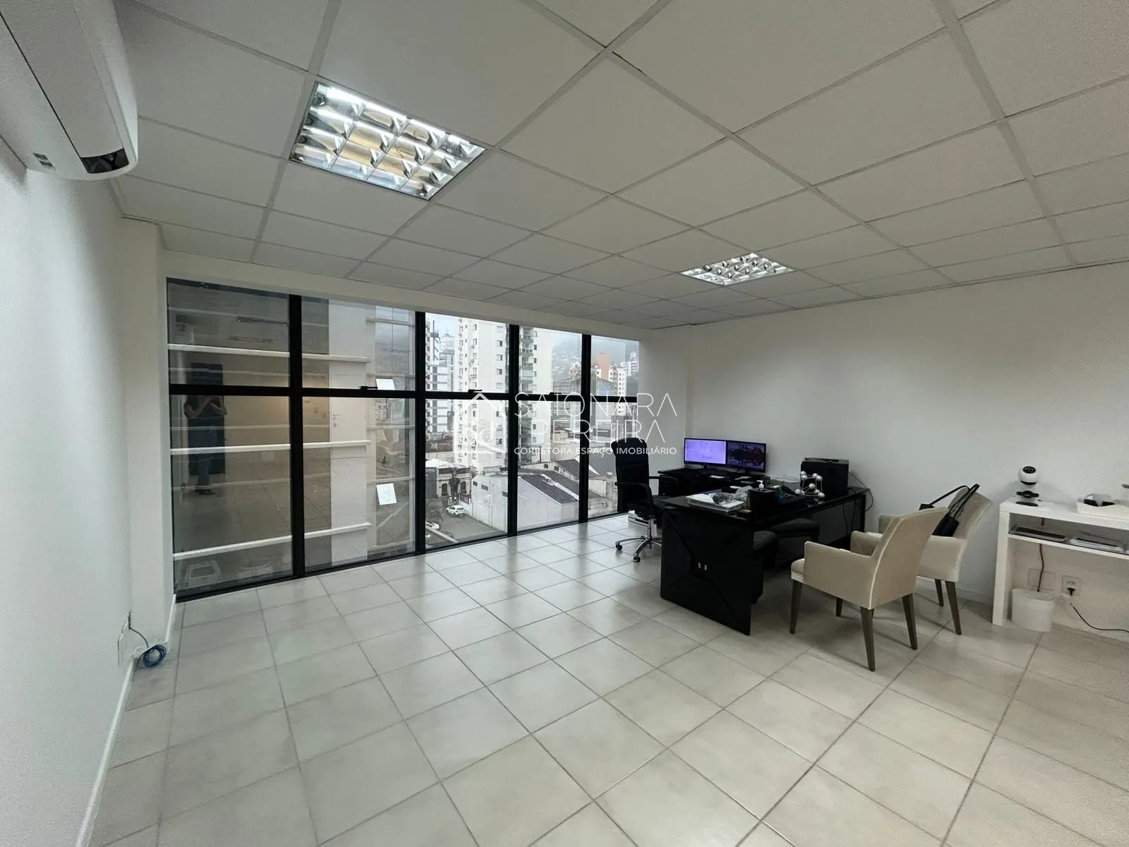 Imagem SALA COM DUAS VAGAS DE GARAGENS- CENTRO DE FLORIANOPOLIS