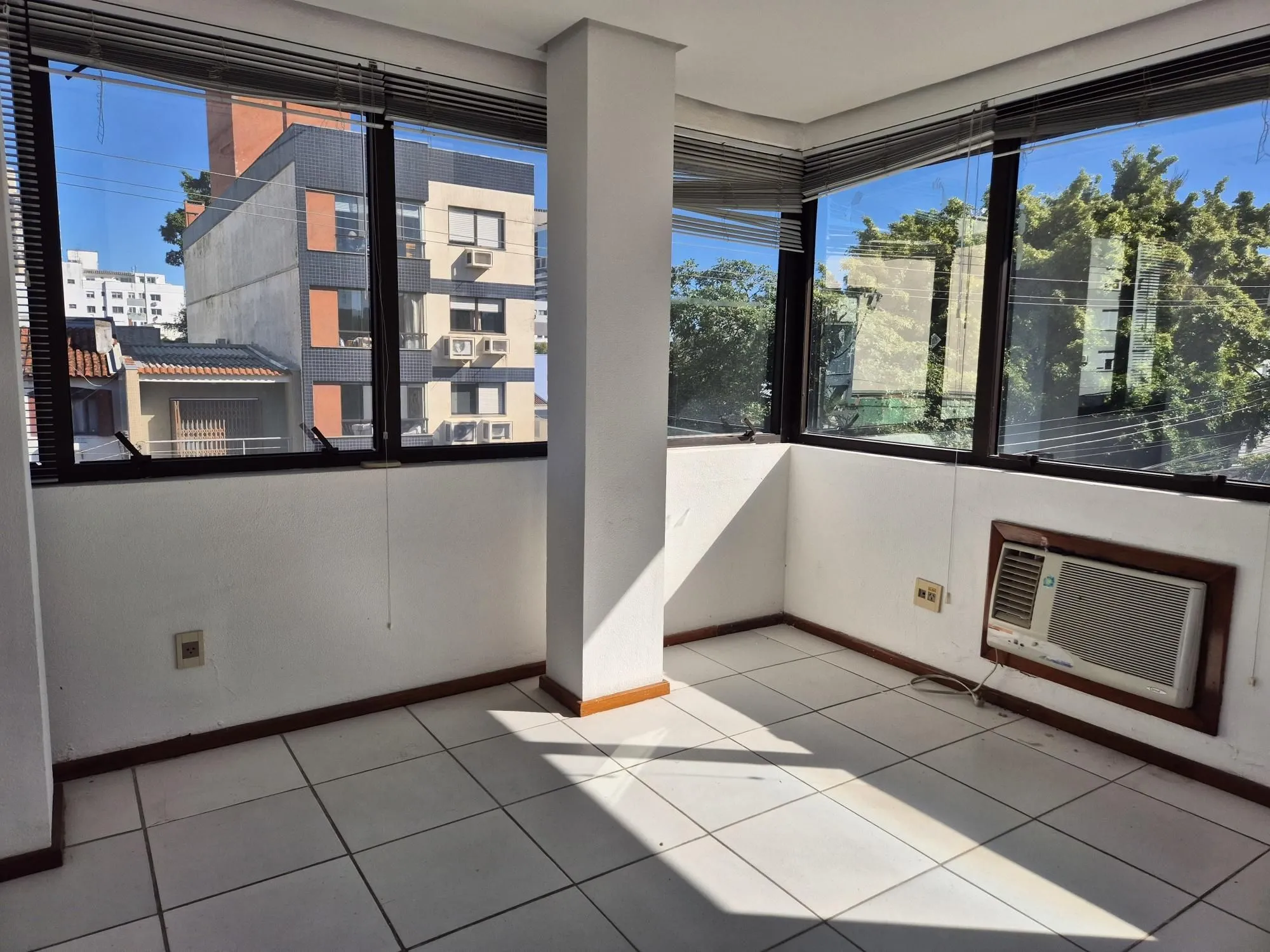 Imagem Sala com 6 divisórias e 2 vagas