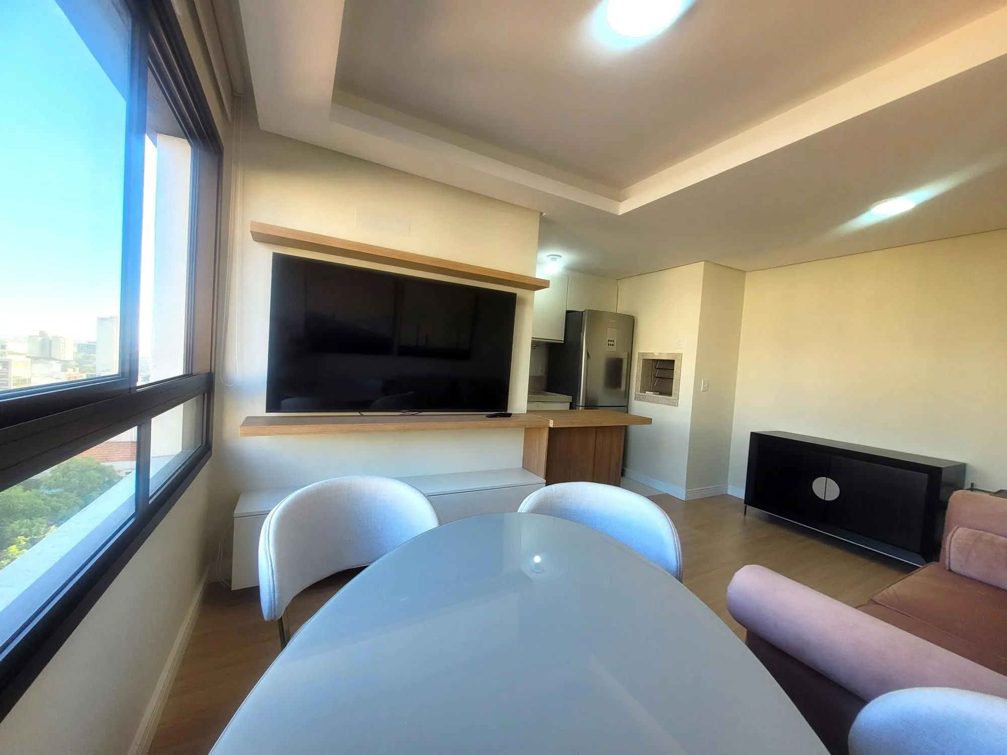 Imagem Excelente apartamento 2 dormitórios semi mobiliado no Mont`t Serrat
