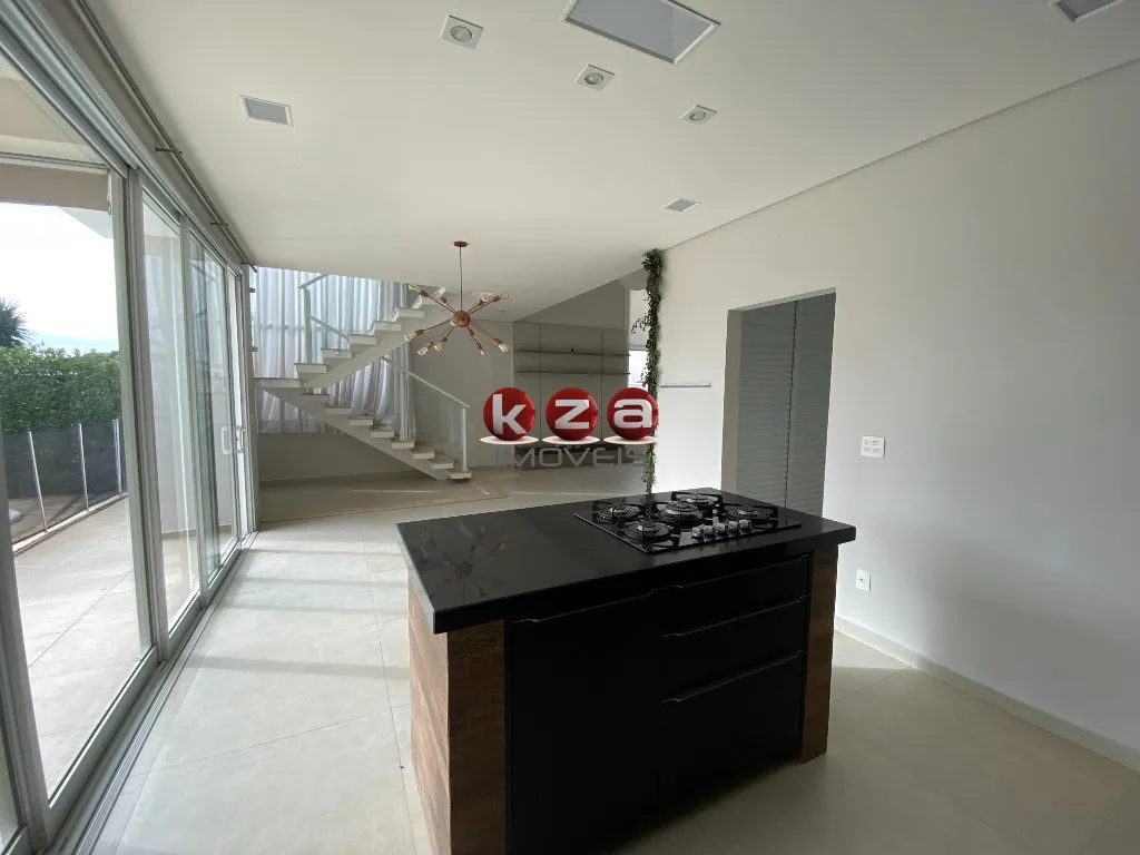 Imagem Lindo imóvel à venda em Valinhos-SP: Casa com 3 quartos, 3 suítes, 2 salas, 5 banheiros, 4 vagas de garagem e 259,29m² de área.
