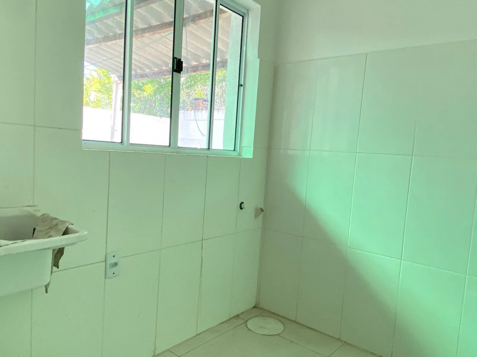 Imagem Casa de (3)três quartos, sendo uma suíte com duas vagas de garagem.