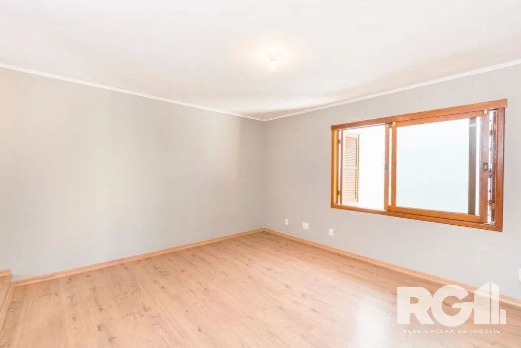 Imagem Casa com piscina, 3 dormitórios, 258m² privativos, no Jardim Itu.