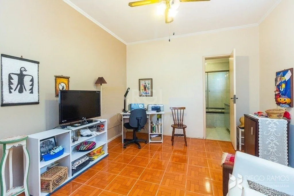 Imagem Casa térrea à venda, com 2 suites, 3 banheiros, edicula, pátio, 2 vagas - Bairro Medianeira