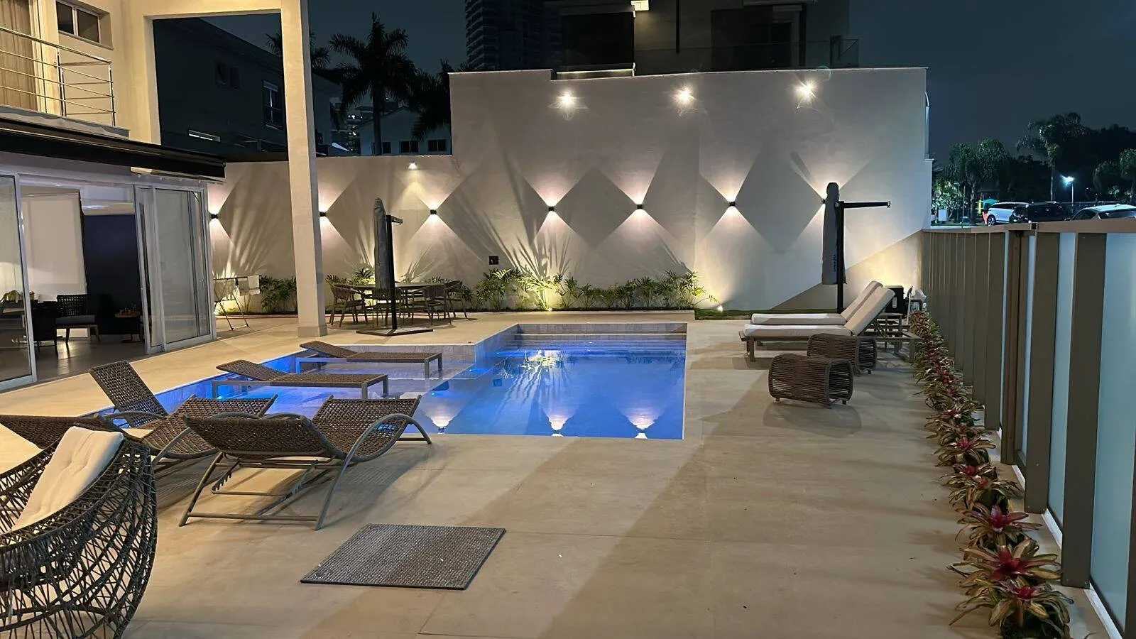 Imagem Luxuosa Casa de Condomínio em Alphaville - 4 Suítes, Lazer Completo e Acabamento Sofisticado