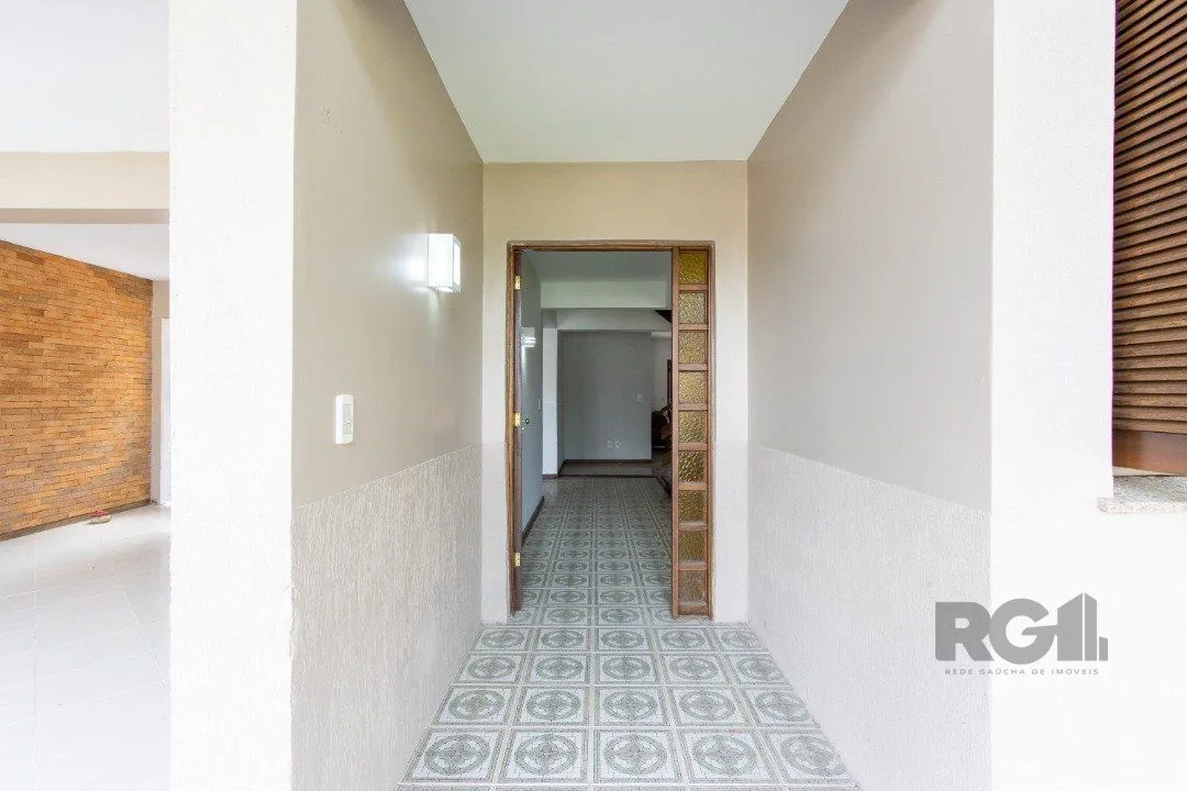 Imagem Com 4 dormitórios, incluindo uma suíte, é perfeita para acomodar toda a sua família.