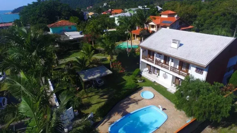 Imagem Casa 5 suítes e 3 vagas de garagem a 150m da beira-mar da Praia de Taquaras em Balneário Camboriú/SC