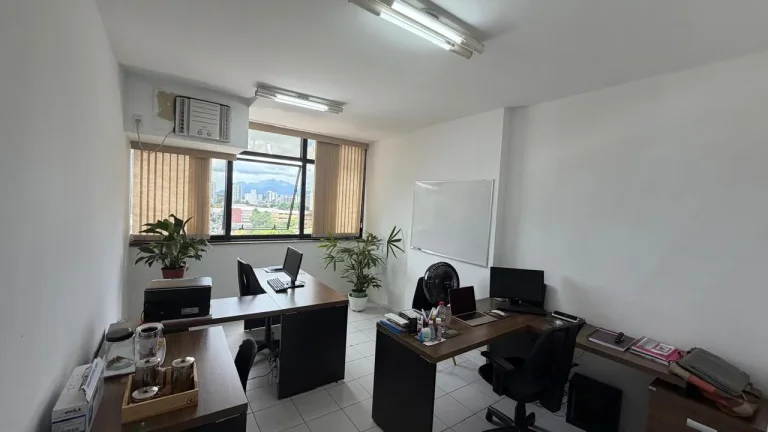Imagem OBS ESTA SALA SERÁ VENDIDA PORTEIRA FECHADA COM AS SEGUINTE MOBÍLIAS: 1 AR CONDICIONADO, 1 MESA REDONDA COM 4 CADEIRAS, 2 MESAS EM L COM 1 CADEIRA CADA, 1 MESA DE CAFÉ, 1 ARMÁRIO PARA DOCUMENTOS E 1 ARMÉRIO DE COZINHA.