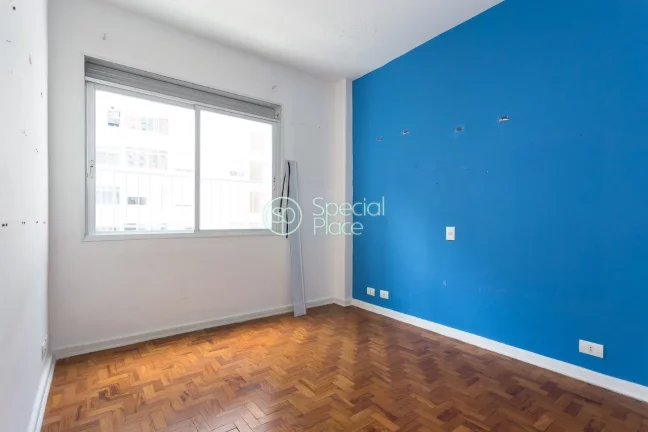 Imagem Apartamento de Três dormitórios, sendo três suítes, reformado, hall, lavabo, sala de estar e jan...