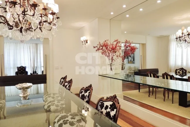 Imagem Apartamento de 346m² com ambientes amplos, e agradável varanda. Reformado com luxo e requinte. Sã...
