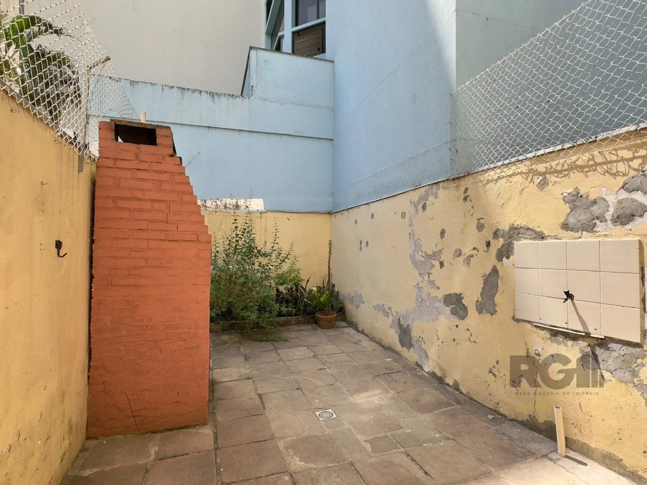 Imagem CASA COM 4 DORMITÓRIOS E PÁTIO COM CHURRASQUEIRA NO CENTRO HISTÓRICO