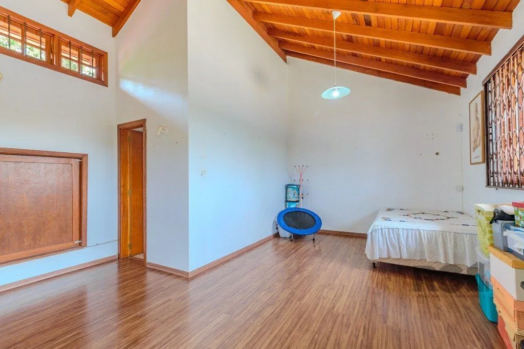 Imagem Casa 253m², 3 suítes, pátio, churrasqueira e vaga de garagem para 4 carros no bairro Nonoai