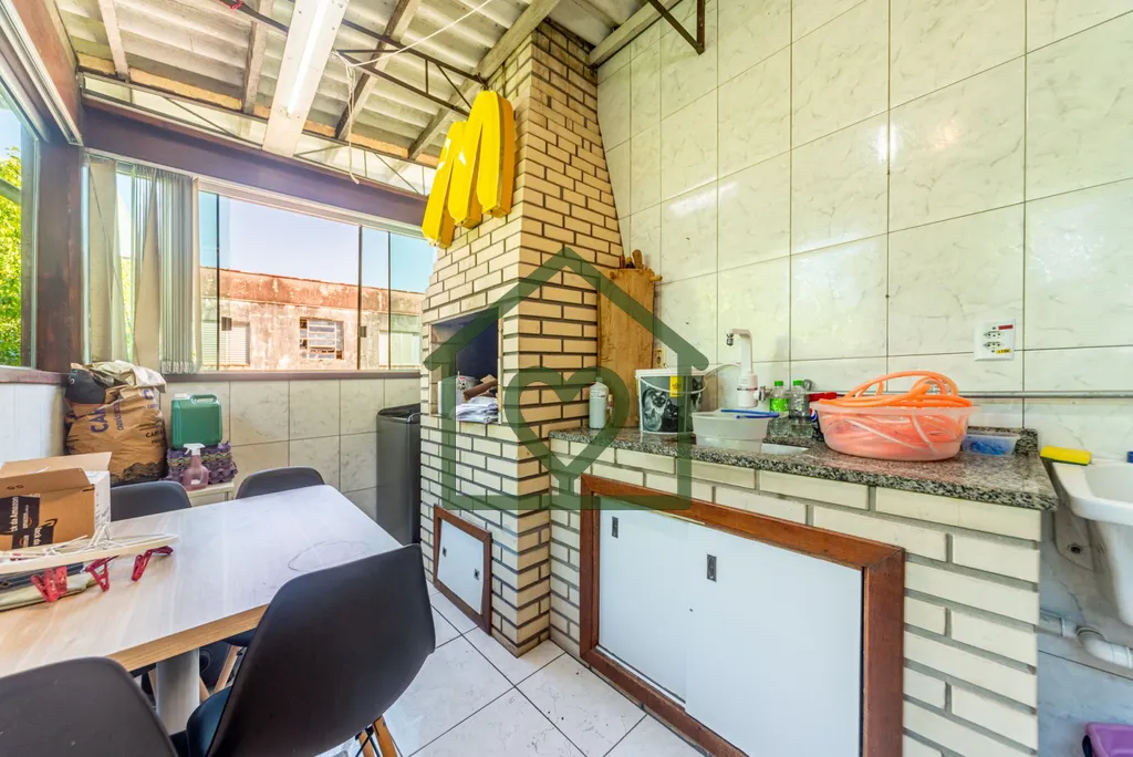 Imagem Casa Residencial com 3 pavimentos no bairro Sarandi com 290m² distribuída da seguinte maneira: 2 l...