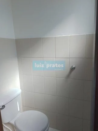 Imagem AP. térreo elevado, ensolarado, banheiro auxiliar, sacada com churrasqueira