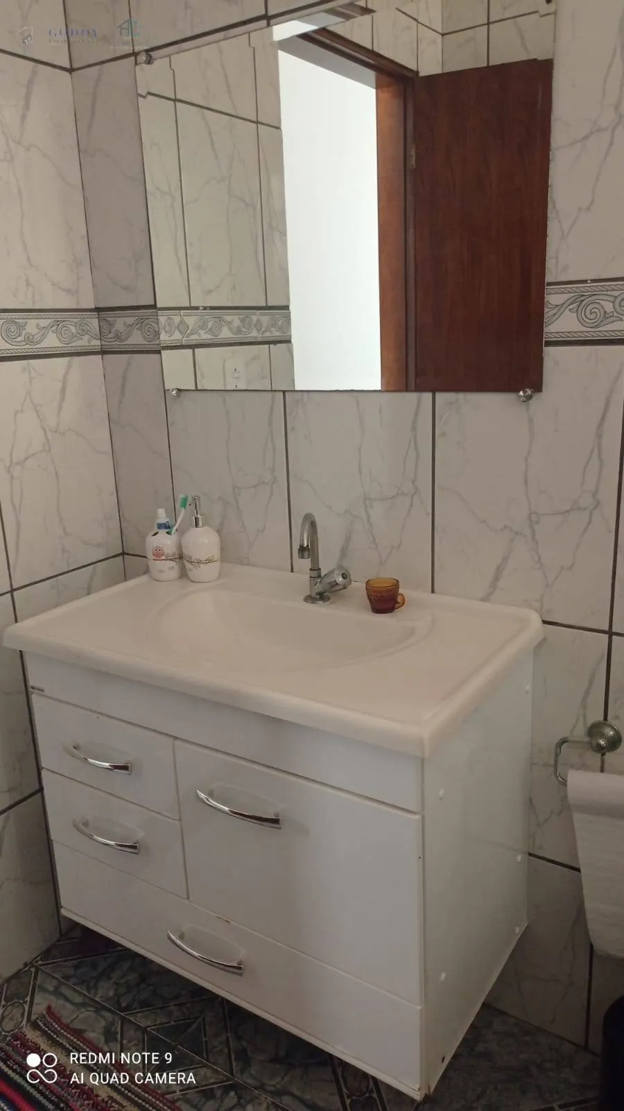 Imagem Linda Casa com Suíte, Escritório e Garagem Coberta em Ótima Localização