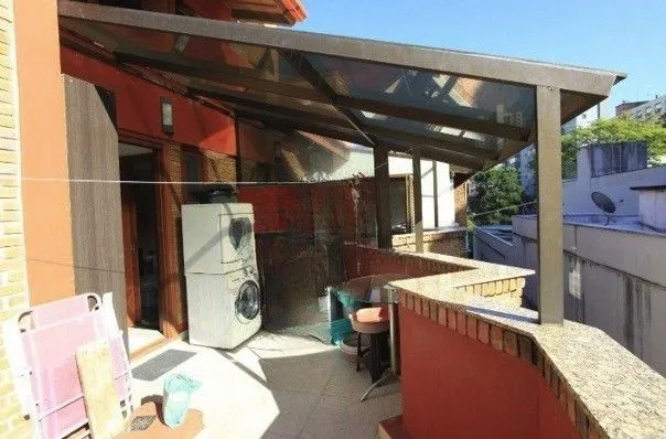 Imagem Casa sobrado em Condomínio com 4 pisos de 3 dormitórios sendo 3 suítes para venda na Av. Lucas de Oliveira no bairro Bela Vista em Porto Alegre/RS.