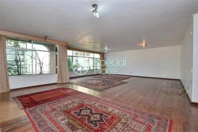 Imagem Ótima oportunidade para reforma. Apartamento com planta quadrada, 230m2 de área privativa, 3 dormi...